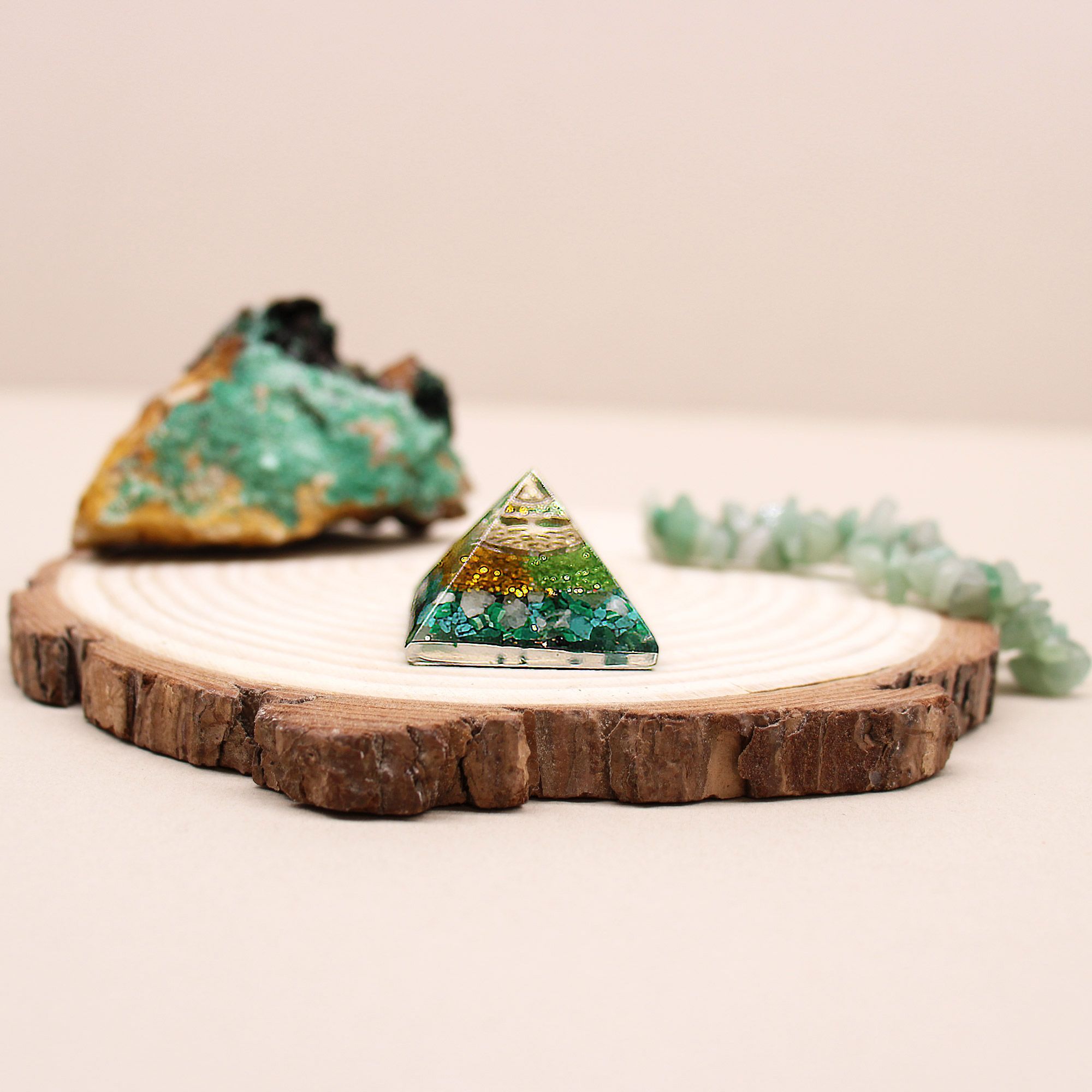 Sm Orgonite Pyramid 25mm Gemchips and Copper (assorted colours/designs) - Image 8