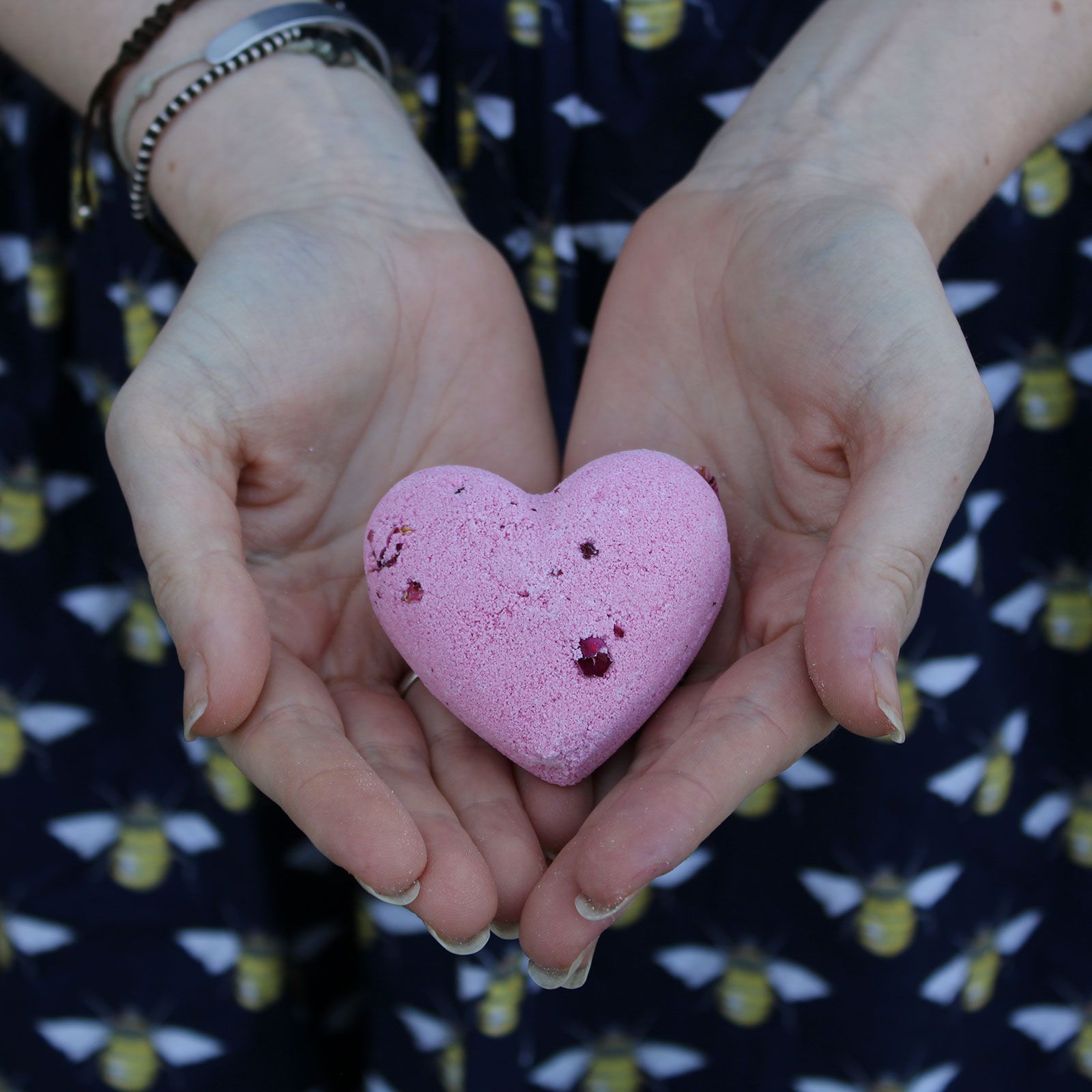Love Heart Bath Bomb 70g - Ylang & Rose - Image 5