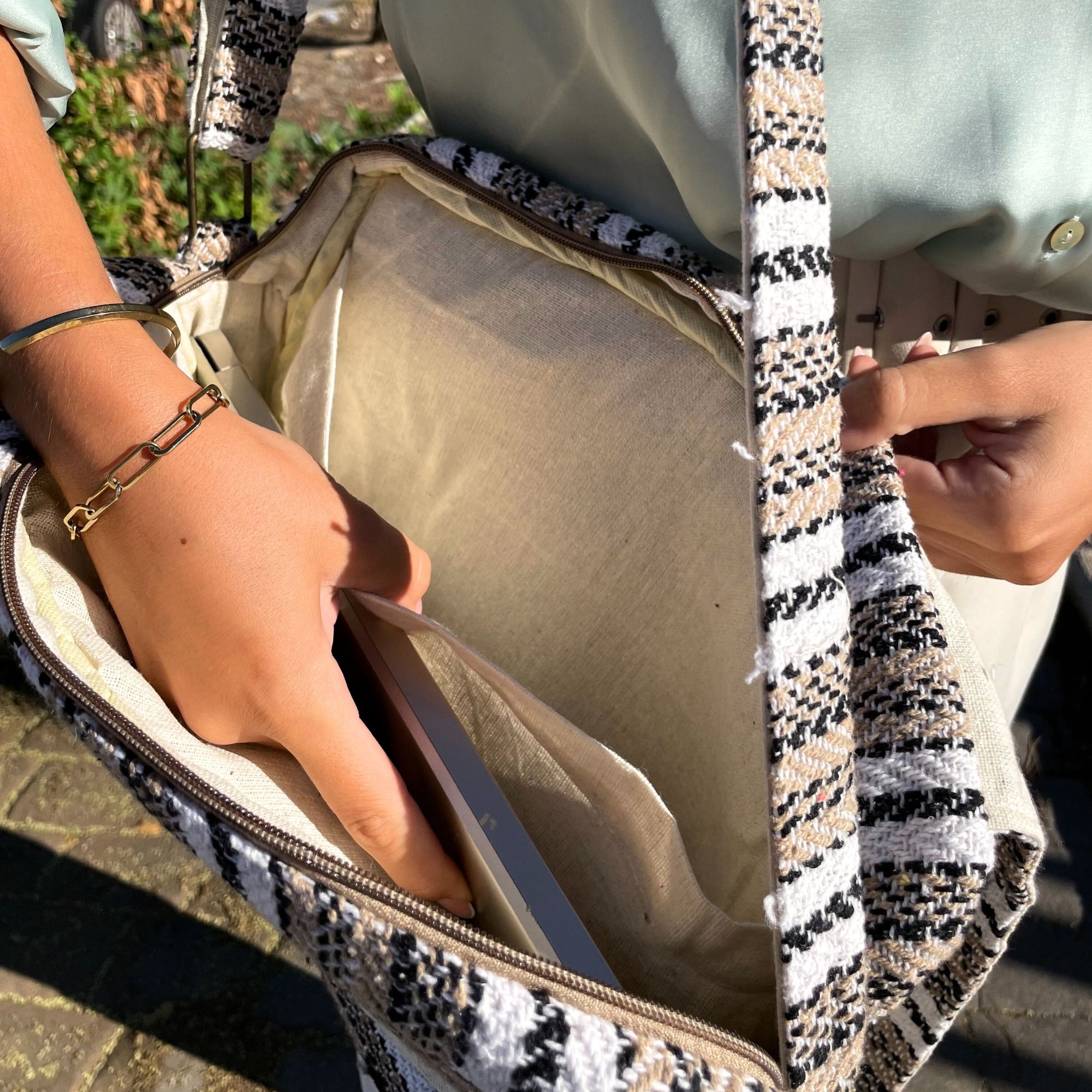 Soft Banjar Laptop Bag - Soft Cream & Grey - Image 3