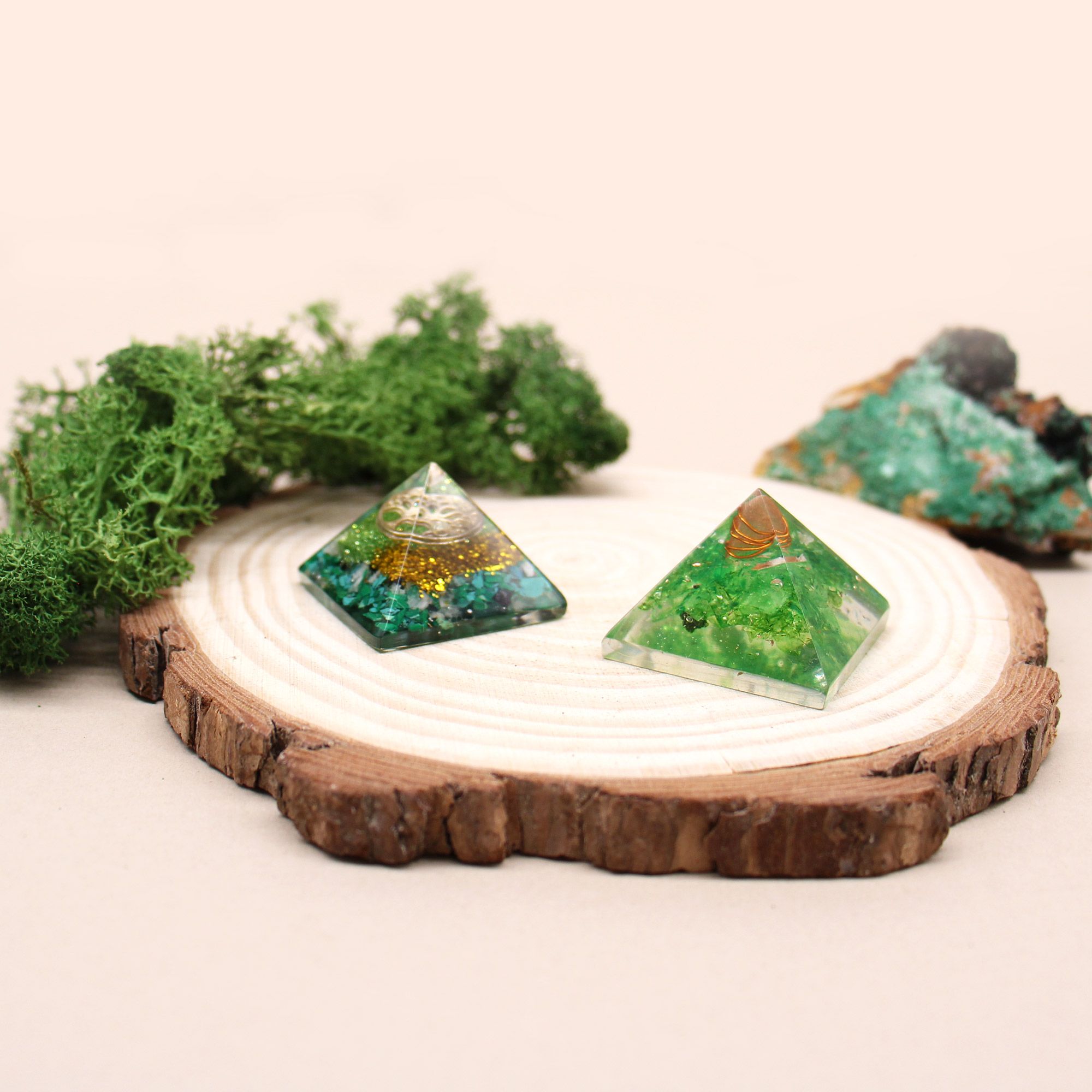 Sm Orgonite Pyramid 25mm Gemchips and Copper (assorted colours/designs) - Image 9