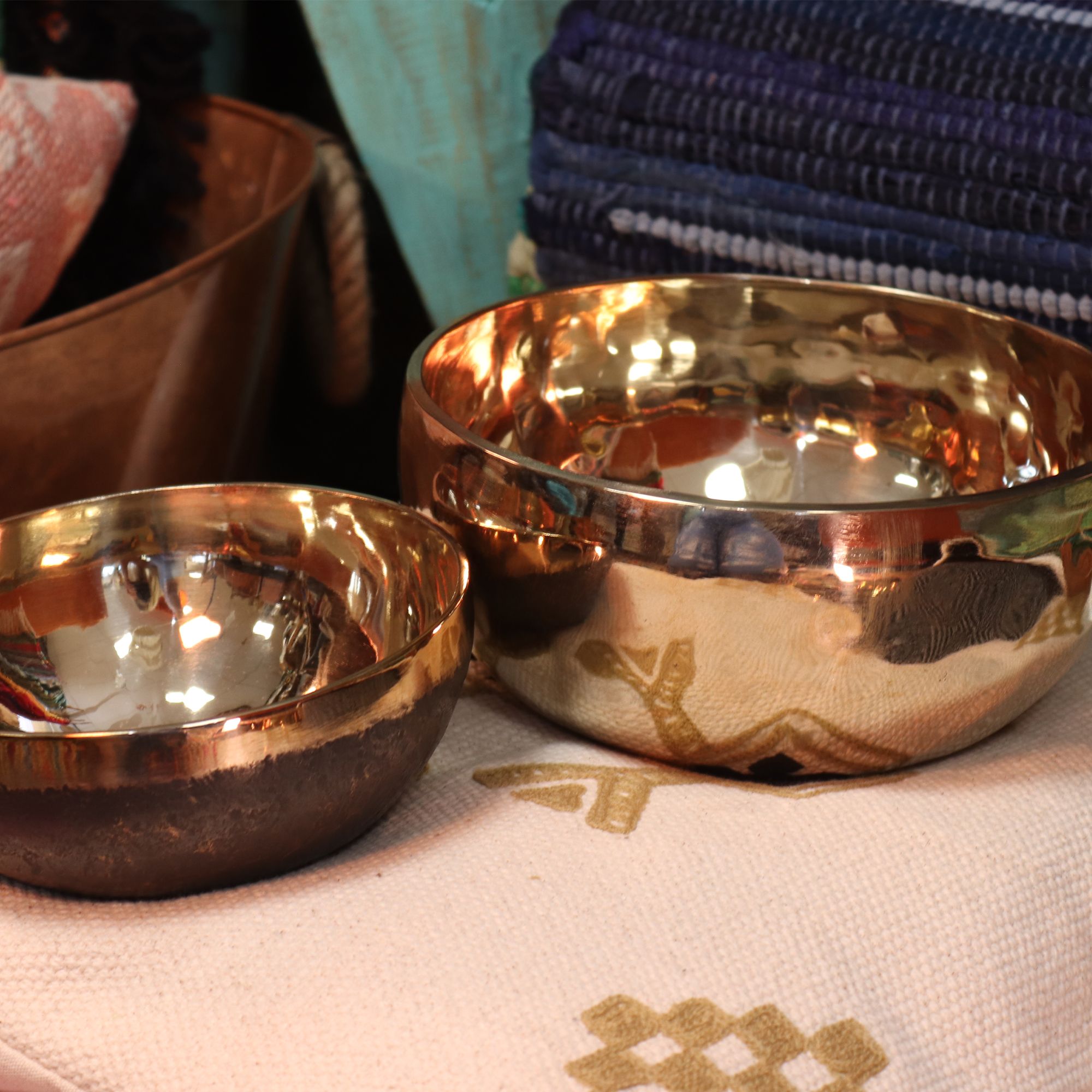 Small Shining Bell-Metal Handmade Singing Bowl (approx 550g) -13cm - Image 2