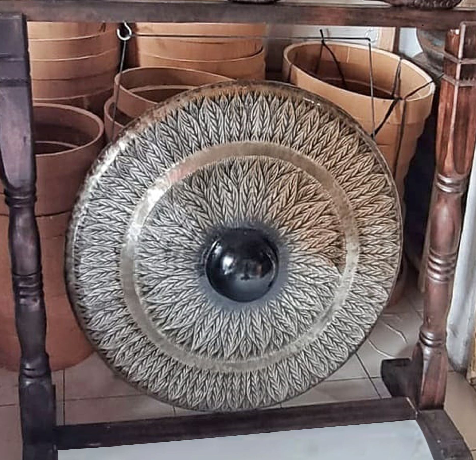Large Gong in Brown Antique Stand - 80cm - Black - pattern - Image 4